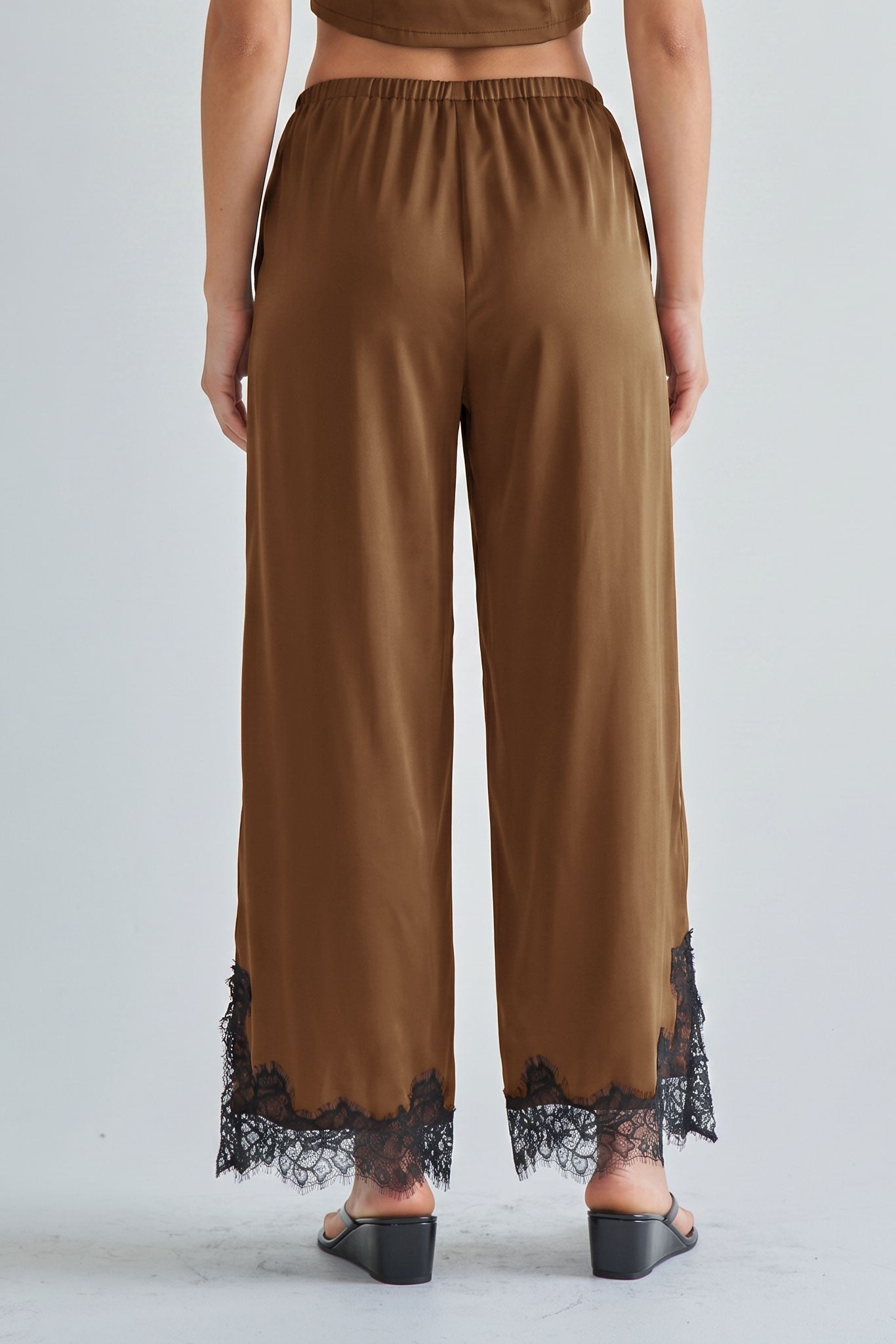 Set pantalón y top café satinado